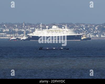 Sheerness, Kent, Royaume-Uni. 5 décembre 2020. Le bateau de croisière CMV Astoria a été remorqué à midi après avoir été mis en place à Tilbury pendant plusieurs mois. Crédit : James Bell/Alay Live News Banque D'Images