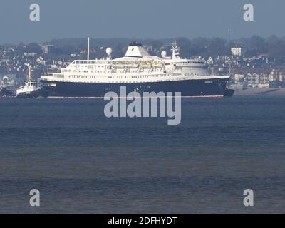 Sheerness, Kent, Royaume-Uni. 5 décembre 2020. Le bateau de croisière CMV Astoria a été remorqué à midi après avoir été mis en place à Tilbury pendant plusieurs mois. Crédit : James Bell/Alay Live News Banque D'Images