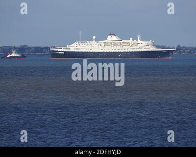 Sheerness, Kent, Royaume-Uni. 5 décembre 2020. Le bateau de croisière CMV Astoria a été remorqué à midi après avoir été mis en place à Tilbury pendant plusieurs mois. Crédit : James Bell/Alay Live News Banque D'Images