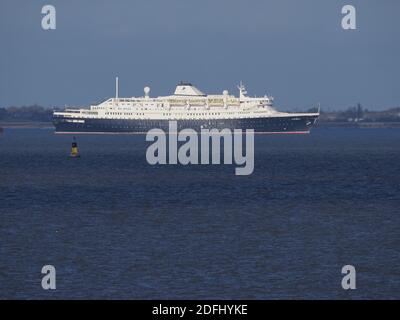 Sheerness, Kent, Royaume-Uni. 5 décembre 2020. Le bateau de croisière CMV Astoria a été remorqué à midi après avoir été mis en place à Tilbury pendant plusieurs mois. Crédit : James Bell/Alay Live News Banque D'Images