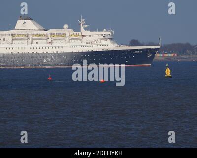 Sheerness, Kent, Royaume-Uni. 5 décembre 2020. Le bateau de croisière CMV Astoria a été remorqué à midi après avoir été mis en place à Tilbury pendant plusieurs mois. Crédit : James Bell/Alay Live News Banque D'Images