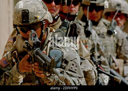BAGDAD, IRAK - 04 juillet 2006 - le Sgt Ricardo Maldonado de l'armée américaine et les autres soldats de la Compagnie Delta, 3e Bataillon, 67e Régiment d'armure, 506e régime Banque D'Images