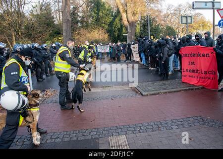 05 décembre 2020, Brême: Les contre-manifestants de la démo des "penseurs latéraux" font face à des policiers. La Cour constitutionnelle fédérale a confirmé l'interdiction d'une manifestation de "penseurs latéraux" prévue contre la politique de Corona. Les instances inférieures avaient justifié leurs décisions par, entre autres, le nombre élevé de participants attendus et un danger pour le public. Jusqu'à 20,000 participants étaient attendus à la démonstration de l'initiative « Lateral Thinking 421 » sous la devise « Nationwide Festival for Peace and Freedom ». La police se préparait à une opération à grande échelle. Ils Banque D'Images