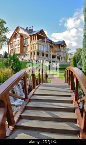 Pont en bois avant la maison de Honka dans le parc Mezhyhirya près de Kiev, Ukraine Banque D'Images