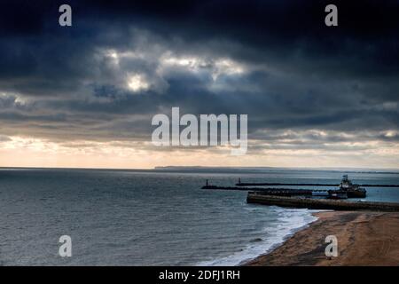 Temps hivernal orageux au-dessus de Sandwich Bay Kent, Royaume-Uni Banque D'Images