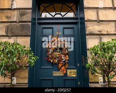 Édimbourg, Écosse, Royaume-Uni, 5 décembre 2020. Une couronne décorative de Noël festive de saison sur une porte d'entrée d'une maison de ville géorgienne dans la Nouvelle ville Banque D'Images