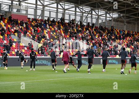 Brentford Community Stadium, Londres, Royaume-Uni. 5 décembre 2020. Championnat de football de la Ligue anglaise de football, Brentford FC contre Blackburn Rovers ; fans de Brentford dans les tribunes observant les joueurs de Brentford se réchauffer avant le coup d'envoi crédit : action plus Sports/Alay Live News Banque D'Images