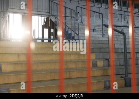 Bielefeld, Allemagne. 05e décembre 2020. Football: Bundesliga, Arminia Bielefeld - 1er FSV Mainz 05, 10ème jour de match dans la Schüco-Arena. Vue des sièges vides dans les supports. Credit: Friso Gentsch/dpa - NOTE IMPORTANTE: Conformément aux règlements de la DFL Deutsche Fußball Liga et de la DFB Deutscher Fußball-Bund, il est interdit d'exploiter ou d'exploiter dans le stade et/ou à partir du jeu pris des photos sous forme d'images de séquences et/ou de séries de photos de type vidéo./dpa/Alay Live News Banque D'Images