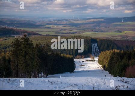 Deuselbach, Allemagne. 05e décembre 2020. Sur la piste de ski d'Erbeskopf (816 m) il y a une couverture de neige légère. Quelques marcheurs et des tobogganistes ont profité de l'occasion pour des activités. Credit: Harald Tittel/dpa/Alay Live News Banque D'Images