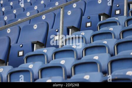 Bielefeld, Allemagne. 05e décembre 2020. Football: Bundesliga, Arminia Bielefeld - 1er FSV Mainz 05, 10ème jour de match dans la Schüco-Arena. Vue des sièges vides dans les supports. Credit: Friso Gentsch/dpa - NOTE IMPORTANTE: Conformément aux règlements de la DFL Deutsche Fußball Liga et de la DFB Deutscher Fußball-Bund, il est interdit d'exploiter ou d'exploiter dans le stade et/ou à partir du jeu pris des photos sous forme d'images de séquences et/ou de séries de photos de type vidéo./dpa/Alay Live News Banque D'Images