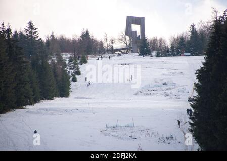 Deuselbach, Allemagne. 05e décembre 2020. Certaines personnes se cavort sur la piste de ski d'Erbeskopf (816 m). La couverture de neige n'est pas encore suffisante pour les sports d'hiver. Credit: Harald Tittel/dpa/Alay Live News Banque D'Images
