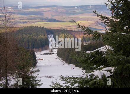 Deuselbach, Allemagne. 05e décembre 2020. Sur la piste de ski d'Erbeskopf (816 m) il y a une couverture de neige légère. Quelques marcheurs et des tobogganistes ont profité de l'occasion pour des activités. Credit: Harald Tittel/dpa/Alay Live News Banque D'Images