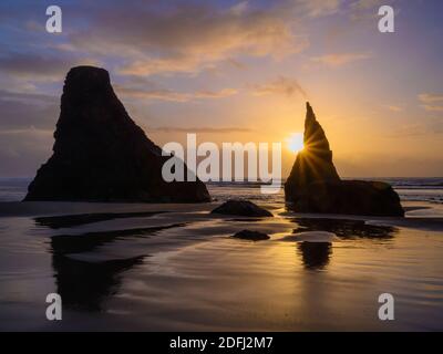 Les piles de la mer à Bandon Beach sur la côte sud de l'Oregon. Banque D'Images