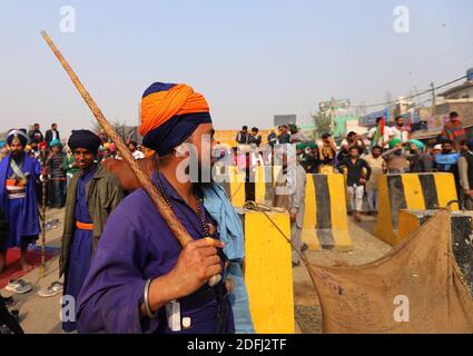 Nihang (guerrier sikh) participe à la manifestation.des milliers d'agriculteurs de divers États ont défilé vers la capitale de l'Inde pour protester contre les nouvelles lois agricoles qu'ils disent qu'elles numeraient gravement à leurs revenus, selon le syndicat des agriculteurs. Banque D'Images