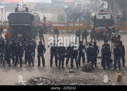 Des policiers se tiennent en garde à la frontière de Singhu pendant la manifestation.des milliers d'agriculteurs de divers États ont défilé vers la capitale de l'Inde pour protester contre les nouvelles lois agricoles qui, selon eux, nueraient gravement à leurs revenus, selon le syndicat des agriculteurs. Banque D'Images