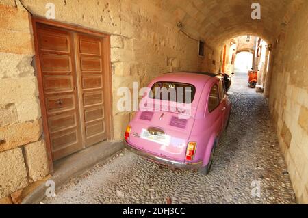 Fiat mini voiture à Rhodes - vieille ville Banque D'Images