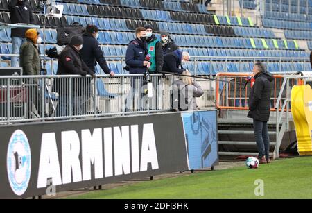 Bielefeld, Allemagne. 05e décembre 2020. Football: Bundesliga, Arminia Bielefeld - 1er FSV Mainz 05, 10ème jour de match dans la Schüco-Arena. L'entraîneur de Bielefeld, Uwe Neuhaus (r), donne une interview. Credit: Friso Gentsch/dpa - NOTE IMPORTANTE: Conformément aux règlements de la DFL Deutsche Fußball Liga et de la DFB Deutscher Fußball-Bund, il est interdit d'exploiter ou d'exploiter dans le stade et/ou à partir du jeu pris des photos sous forme d'images de séquences et/ou de séries de photos de type vidéo./dpa/Alay Live News Banque D'Images