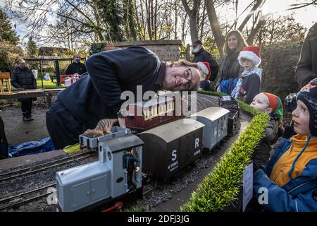 Sud-ouest de Londres, Royaume-Uni. 5 décembre 2020. Les passionnés de train Model Railway se rassemblent pour une expérience de train festive, sud-ouest de Londres, Royaume-Uni le 05 décembre 2020 les gens ont pu sortir et apprécier d'observer les locomotives de train Model à vapeur lors d'une journée hivernale brillante et ensoleillée à Merton Park, Londres, Angleterre, Royaume-Uni crédit: Clickpics/Alay Live News Banque D'Images