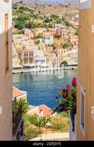 Vue sur le port depuis Kali Strata, Horio, Symi Island, Dodécanèse, Grèce Banque D'Images