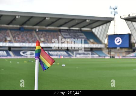 LONDRES, ANGLETERRE. 5 DÉCEMBRE le drapeau d'angle coloré arc-en-ciel avant le match de championnat de Sky Bet entre Millwall et Derby County à la Den, Londres, le samedi 5 décembre 2020. (Crédit : Ivan Yordanov | ACTUALITÉS MI) Banque D'Images