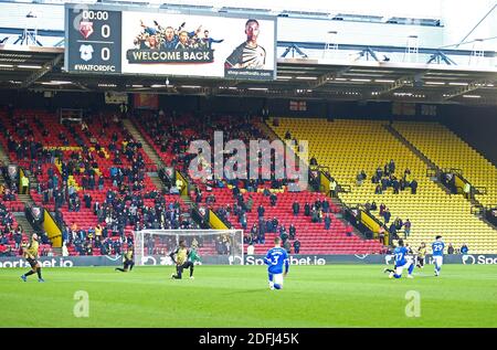 Les joueurs de Watford et de Cardiff City prennent un genou avant le coup d'envoi lors du match du championnat Sky Bet à Vicarage Road, Watford. Banque D'Images