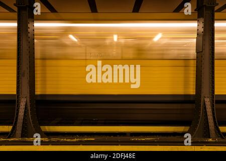 Train passant la gare Sophie Charlotte Platz de Berlin Banque D'Images