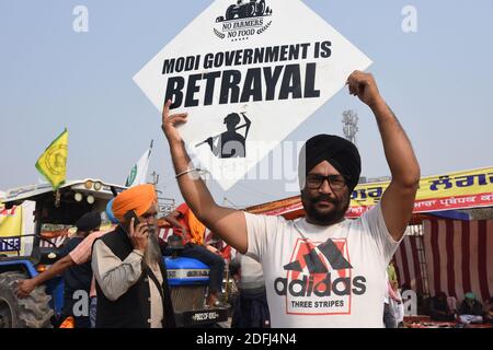 New Delhi, Inde. 05e décembre 2020. Un fermier sikh protestant sur les routes principales jusqu'au captital le 05 décembre 2020. La circulation a été perturbée sur les routes principales vers New Delhi, les agriculteurs continuant pour le neuvième jour leur protestation contre les lois agricoles adoptées récemment par le Parlement. Deux séries de négociations entre le gouvernement et les agriculteurs ont échoué alors que l'Inde voit les plus grands agriculteurs protester depuis des années. (Photo de Sondeep Shankar/Pacific Press) Credit: Pacific Press Media production Corp./Alay Live News Banque D'Images