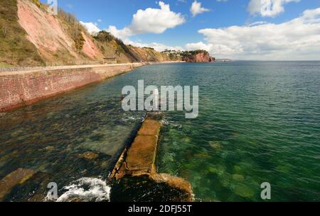 Mer calme au brise-lames partiellement démoli de Sprey point, à côté du chemin de fer de Teignmouth, en regardant vers Hole Head. Comme vu en 2015. Banque D'Images