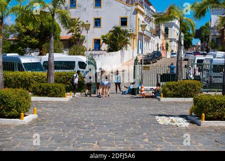 Olinda/Brazile: 08/02/2018: Façades de maisons colorées sur les rues d'Olinda, près de Recife, Pernambuco. La ville historique d'Olinda est pleine de peo Banque D'Images