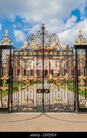 Kensington Palace portes à Kensington Gardens Londres Angleterre Royaume-Uni qui A été conçu par Sir Christopher Wren pour William III dans 1689 et est un tr populaire Banque D'Images