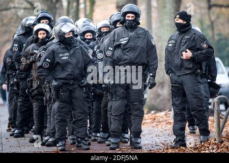 Brême, Allemagne. 05e décembre 2020. Les flics bloquent une rue. La police de Brême voulait imposer l'interdiction d'une manifestation de penseur latéral contre la politique de Corona à la gare centrale, qui a également été confirmée par la Cour constitutionnelle fédérale samedi. Dans l'après-midi, la plupart des participants à des contre-manifestations qui n'avaient pas été interdites s'y sont rassemblés. Credit: Sina Schuldt/dpa/Alay Live News Banque D'Images