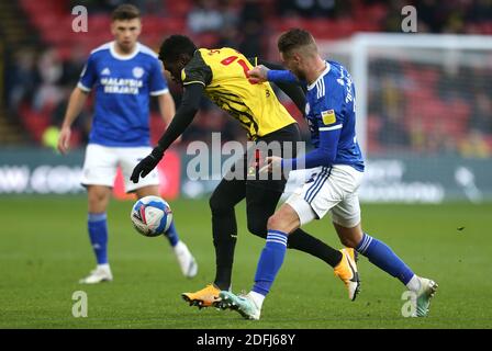 Ismala Sarr de Watford et Joe Bennett de Cardiff City (à droite) se battent pour le ballon lors du match de championnat Sky Bet à Vicarage Road, Watford. Banque D'Images