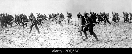 Infanterie allemande sur le champ de bataille, 7 août 1914 Banque D'Images