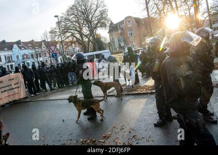 Brême, Allemagne. 05e décembre 2020. Les contre-manifestants de la démo des « penseurs latéraux » font face à des policiers. La police de Brême voulait imposer l'interdiction d'une manifestation de penseur latéral contre la politique de Corona à la gare centrale, qui a également été confirmée par la Cour constitutionnelle fédérale samedi. Dans l'après-midi, la plupart des participants à des contre-manifestations qui n'avaient pas été interdites s'y sont rassemblés. Credit: Sina Schuldt/dpa/Alay Live News Banque D'Images