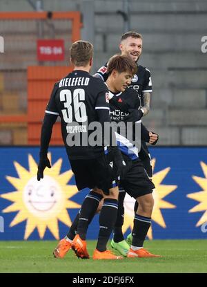 Bielefeld, Allemagne. 05e décembre 2020. Football: Bundesliga, Arminia Bielefeld - 1er FSV Mainz 05, 10ème jour de match dans la Schüco-Arena. Ritsu de Bielefeld Ritsu Doan (M) célèbre son but de 2-0 avec Sven Schipplock (l-r) et Marcel Hartel. Credit: Friso Gentsch/dpa - NOTE IMPORTANTE: Conformément aux règlements de la DFL Deutsche Fußball Liga et de la DFB Deutscher Fußball-Bund, il est interdit d'exploiter ou d'exploiter dans le stade et/ou à partir du jeu pris des photos sous forme d'images de séquences et/ou de séries de photos de type vidéo./dpa/Alay Live News Banque D'Images