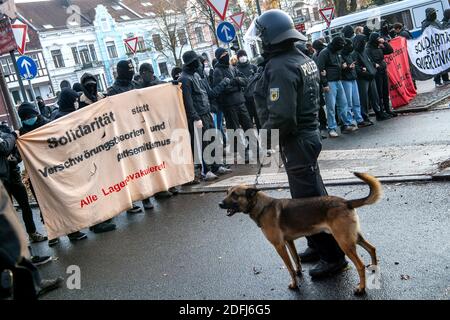 Brême, Allemagne. 05e décembre 2020. Les contre-manifestants de la démo des « penseurs latéraux » font face à des policiers. La police de Brême voulait imposer l'interdiction d'une manifestation de penseur latéral contre la politique de Corona à la gare centrale, qui a également été confirmée par la Cour constitutionnelle fédérale samedi. Dans l'après-midi, la plupart des participants à des contre-manifestations qui n'avaient pas été interdites s'y sont rassemblés. Credit: Sina Schuldt/dpa/Alay Live News Banque D'Images