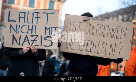 Brême, Allemagne. 05e décembre 2020. Les contre-manifestants de la démo de « Querdenker » ont des affiches avec les slogans « ne pas courir avec les nazis » et « la pensée latérale est-elle comme la lecture du côté ? La police de Brême voulait imposer l'interdiction d'une manifestation de penseur latéral contre la politique de Corona à la gare centrale, qui a également été confirmée par la Cour constitutionnelle fédérale samedi. L'après-midi, des participants à des contre-manifestations qui n'avaient pas été interdites se sont rassemblés. Credit: Sina Schuldt/dpa/Alay Live News Banque D'Images