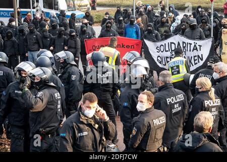 Brême, Allemagne. 05e décembre 2020. Les contre-manifestants de la démo des « penseurs latéraux » font face à des policiers. La police de Brême voulait imposer l'interdiction d'une manifestation de penseur latéral contre la politique de Corona à la gare centrale, qui a également été confirmée par la Cour constitutionnelle fédérale samedi. Dans l'après-midi, la plupart des participants à des contre-manifestations qui n'avaient pas été interdites s'y sont rassemblés. Credit: Sina Schuldt/dpa/Alay Live News Banque D'Images