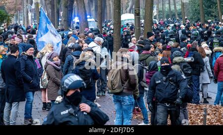 Brême, Allemagne. 05e décembre 2020. Les manifestants « Lateralistes », les policiers et les contre-manifestants se font face. La police de Brême voulait imposer l'interdiction d'une manifestation de penseur latéral contre la politique de Corona à la gare centrale, qui a également été confirmée par la Cour constitutionnelle fédérale samedi. Dans l'après-midi, la plupart des participants à des contre-manifestations qui n'avaient pas été interdites s'y sont rassemblés. Credit: Sina Schuldt/dpa/Alay Live News Banque D'Images