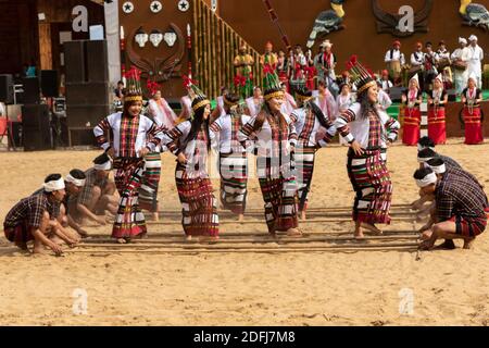 Danse de bambou de Mizoram en cours dans Nagaland Inde 2 décembre 2016 Banque D'Images