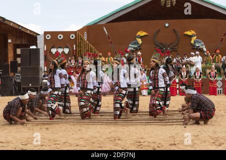 Danse de bambou de Mizoram en cours dans Nagaland Inde 2 décembre 2016 Banque D'Images