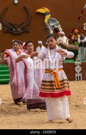 Danse traditionnelle naga interprétée par des femmes dans le patrimoine de Kisama Village de Nagaland Inde pendant le festival du charme le 2 décembre 2016 Banque D'Images