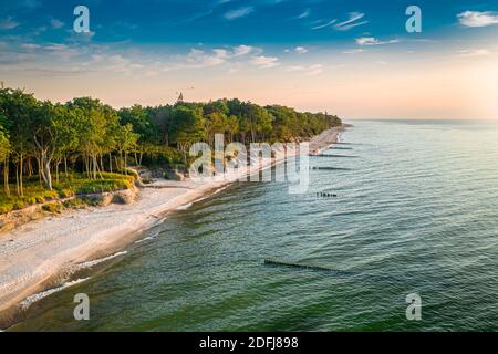 Coucher de soleil sur la mer Baltique en été, vue aérienne de la Pologne, Europe Banque D'Images