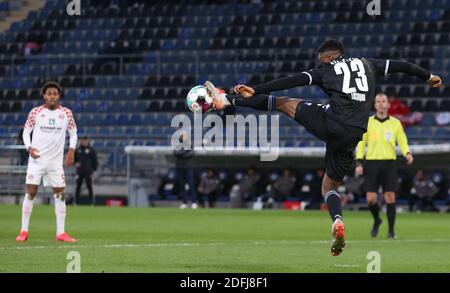 Bielefeld, Allemagne. 05e décembre 2020. Football: Bundesliga, Arminia Bielefeld - 1er FSV Mainz 05, 10ème jour de match dans la Schüco-Arena. Anderson Lucoqui (à droite) de Bielefeld s'attaque au ballon. Credit: Friso Gentsch/dpa - NOTE IMPORTANTE: Conformément aux règlements de la DFL Deutsche Fußball Liga et de la DFB Deutscher Fußball-Bund, il est interdit d'exploiter ou d'exploiter dans le stade et/ou à partir du jeu pris des photos sous forme d'images de séquences et/ou de séries de photos de type vidéo./dpa/Alay Live News Banque D'Images