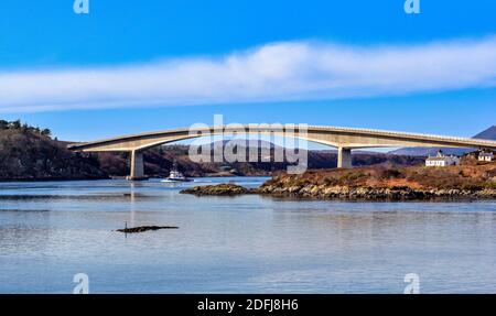 PONT DE SKYE AU-DESSUS D'UN PETIT REMORQUEUR ET D'EILEAN BAN [WHITE ISLAND] AVEC LE PETIT PHARE ET LE MUSÉE MAXWELL Banque D'Images