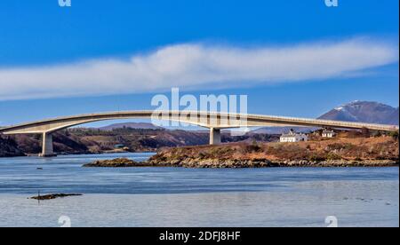 PONT DE SKYE AU-DESSUS DE L'ÎLE EILEAN BAN [WHITE ISLAND] AVEC PETIT PHARE ET LE MUSÉE MAXWELL Banque D'Images