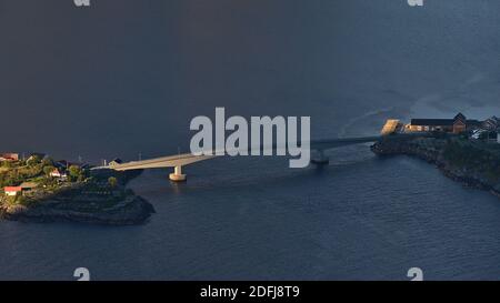 Belle vue aérienne du pont routier reliant les îles du village de pêcheurs de Reine dans la lumière du soir partiellement couverte d'ombre vue. Banque D'Images