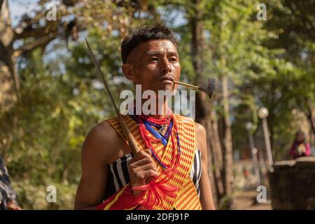 Un Naga Tribesman fumant un tuyau au village de Kisama dans Nagaland Inde le 2 décembre 2016 Banque D'Images