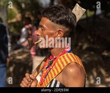 Un Naga Tribesman fumant un tuyau au village de Kisama dans Nagaland Inde le 2 décembre 2016 Banque D'Images