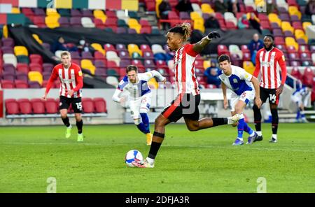 Londres, Royaume-Uni. 05e décembre 2020. Ivan Toney, du FC Brentford, prend une pénalité au premier semestre pour marquer l'égaliseur du FC Brentford lors du match de championnat EFL Sky Bet entre Brentford et Blackburn Rovers au stade communautaire de Brentford, Londres, Angleterre, le 5 décembre 2020. Photo de Phil Hutchinson. Utilisation éditoriale uniquement, licence requise pour une utilisation commerciale. Aucune utilisation dans les Paris, les jeux ou les publications d'un seul club/ligue/joueur. Crédit : UK Sports pics Ltd/Alay Live News Banque D'Images